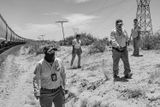 Mexičtí strážci hranice kontrolují okolí vlaku přezdívaného Bestie a hledají lidi, kteří se pokoušejí o nelegální překonání hranice (Samalayuca, květen 2023). Snímek je ukázkou z dlouhodobého fotografického projektu venezuelského fotografa Alejandra Cegarry, který byl oceněn v letošním ročníku World Press Photo jako vítěz pro Severní a Střední Ameriku.