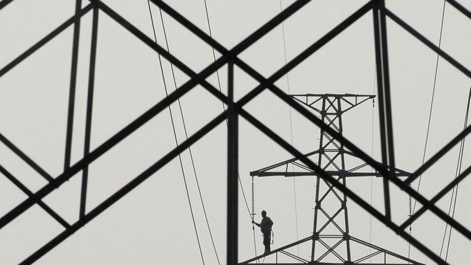 Proč mladík na sloup elektrického vedení lezl, policie vyšetřuje (ilustrační foto)