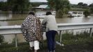 Local residents look at flooded property near the southern Russian town of Krymsk July 7, 2012. At least 99 people were killed in floods and landslides in southern Russia after two months' average rainfall fell in a few hours overnight, police and emergency officials said on Saturday. REUTERS/Vladimir Anosov (RUSSIA - Tags: DISASTER ENVIRONMENT) Published: Čec. 7, 2012, 3:34 odp.