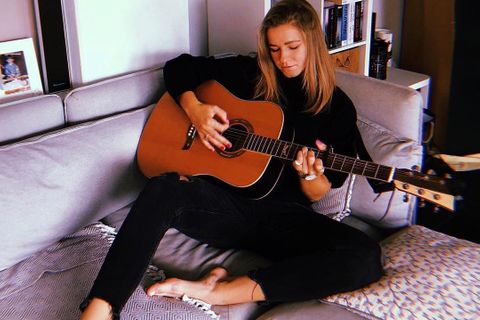 Zatraceně žárlím, píše Muchové soupeřka. Češka po kytaře zaválela i na klavír