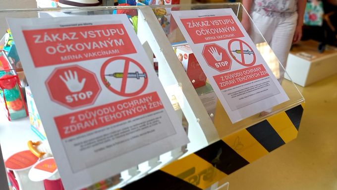 Provozovatelka obchodu s dětským zbožím v Olomouci Zuzana Michálková umístila u vchodu dvě cedule, které zakazují vstup lidem očkovaným mRNA vakcínami proti koronaviru.