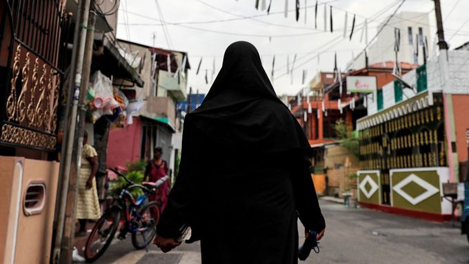 Muslimka se prochází ulicemi Kolomba na Srí Lance.