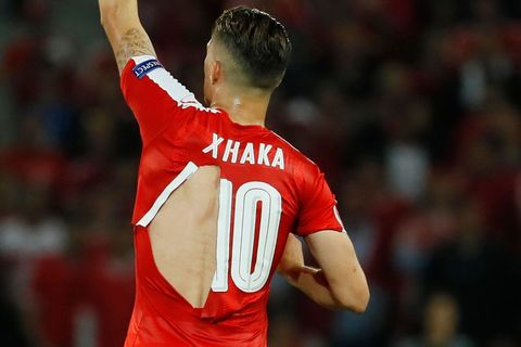 Euro 2016, Švýcarsko-Francie: Granit Xhaka , nadtrhnutý dres