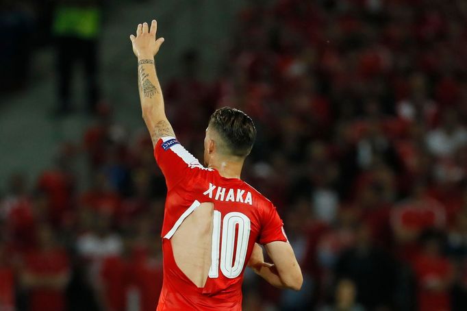 Euro 2016, Švýcarsko-Francie: Granit Xhaka , nadtrhnutý dres