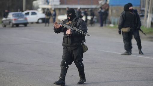 Příslušník jednotek ukrajinského ministerstva vnitra na kontrolním stanovišti v Izjumu. (15. dubna 2014)