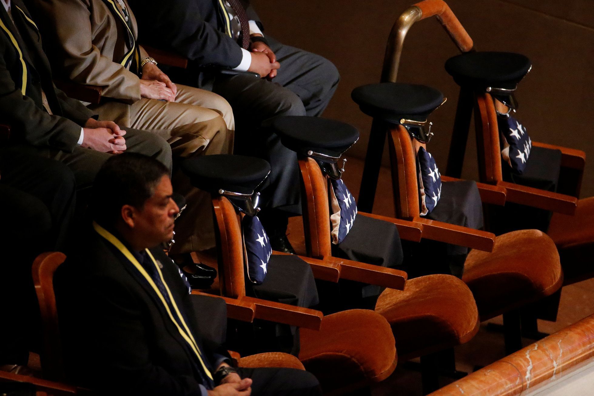 Pět prázdných židlí během uctění památky policistů zastřelených v Dallasu