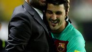 Trenér Guardiala objímá střelce Davida Villu. Kouč působí na lavičce Barcelony tři roky a třikrát vyhrál domácí titul.