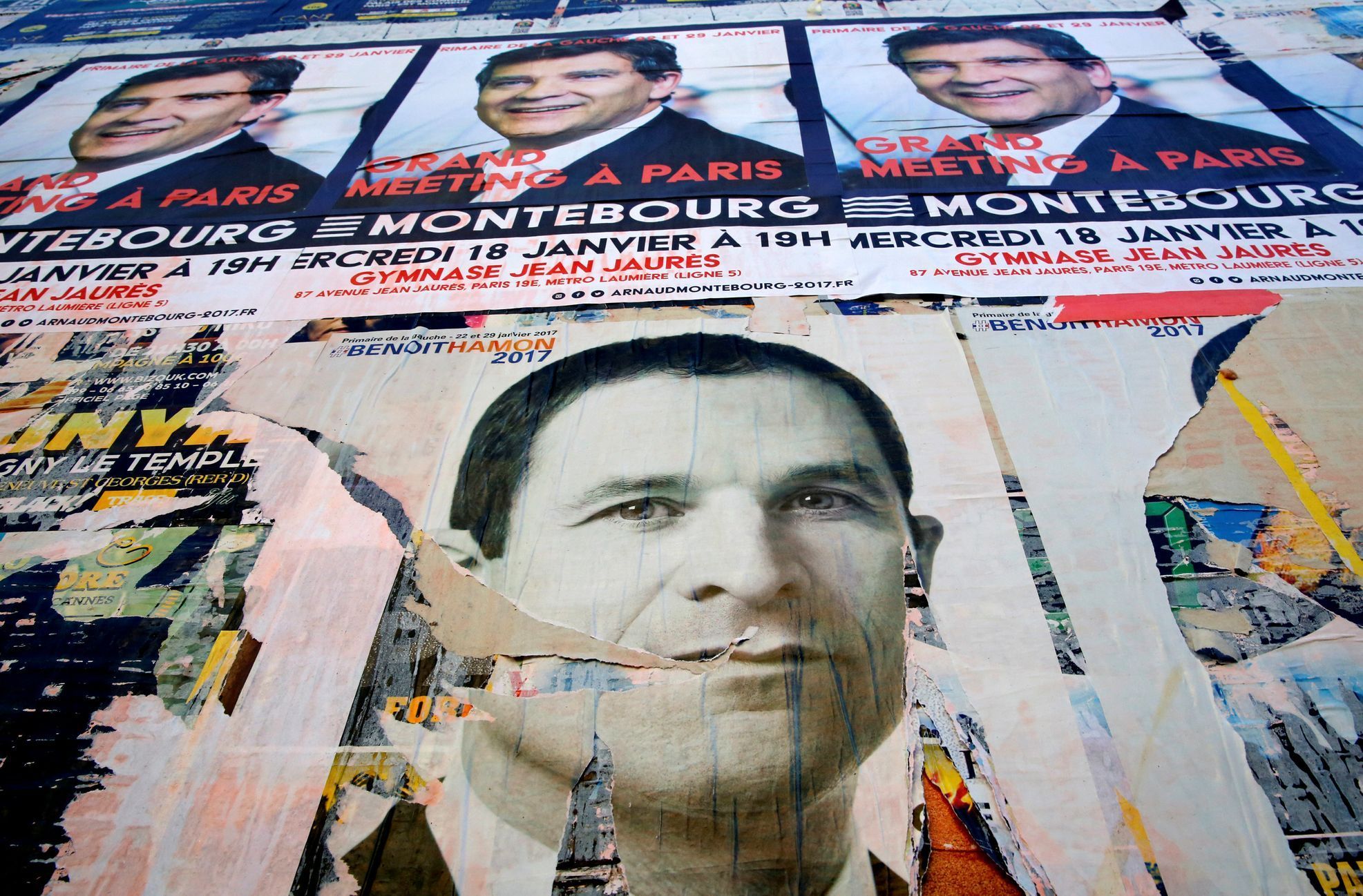 Plakáty Arnauda Montebourga a Benoita Hamona (dole). První neuspěl, druhý překvapivě vyhrál v prvním kole primárek socialistů.
