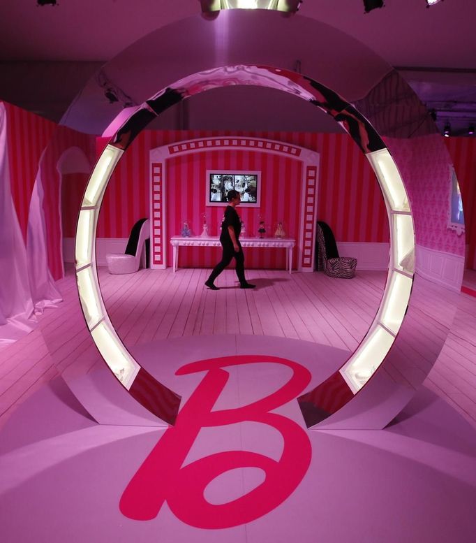 The dressing room inside a life-size "Barbie Dreamhouse" of Mattel's Barbie dolls is pictured during a media tour in Berlin, May 15, 2013. The life-sized house, covering about 1,400 square metres offers visitors to try on Barbie's clothes in her walk-in closet, tour her living room and her kitchen. REUTERS/Fabrizio Bensch (GERMANY - Tags: ENTERTAINMENT SOCIETY) Published: Kvě. 15, 2013, 2:49 odp.