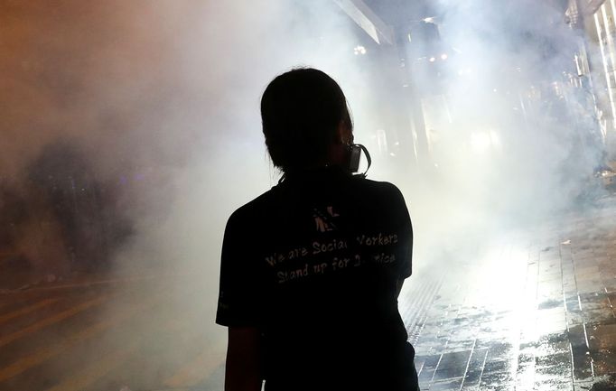 Prodemokratické demonstrace v Hongkongu rozháněla policie slzným plynem.