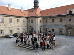 16:01 Komunita Chemin Neuf převzala někdejší klášter Jezuitů v Tuchoměřicích na konci devadesátých let. Za komunismu zde bývala léčebna dlouhodobě nemocných, potom prý správce několik let choval v pokojích koně.