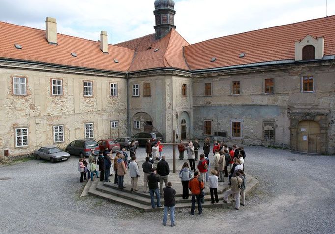 16:01 Komunita Chemin Neuf převzala někdejší klášter Jezuitů v Tuchoměřicích na konci devadesátých let. Za komunismu zde bývala léčebna dlouhodobě nemocných, potom prý správce několik let choval v pokojích koně.