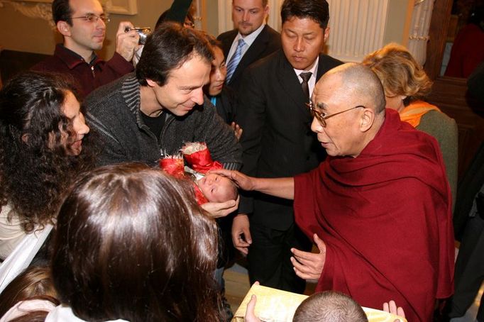 Jan Zápotocký a Zuzana Vokurková (vlevo) požádali dalajlamu, aby jejich dceři Šárce dal tibetské jméno. Dalajlama pro malou slečnu vybral jméno Tändzin Jangdön.