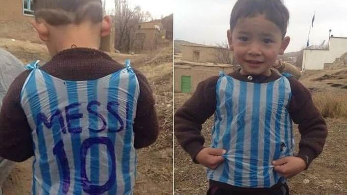 Pětiletý Murtázá Ahmádí zaujal světová média. Podomácku si vyrobil fotbalový dres hvězdy FC Barcelona Lionela Messiho.