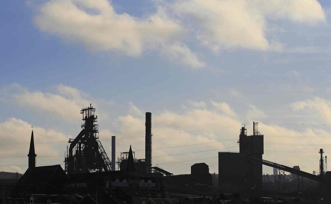 A view of the ArcelorMittal high furnace of Seraing, near Liege January 28, 2013. ArcelorMittal the world's largest steel producer, plans to shut a coke plant and six finishing lines at its site in Liege Belgium, affecting 1,300 employees, the group said on last week. REUTERS/Yves Herman (BELGIUM - Tags: BUSINESS CIVIL UNREST BUSINESS EMPLOYMENT) Published: Led. 28, 2013, 2:54 odp.