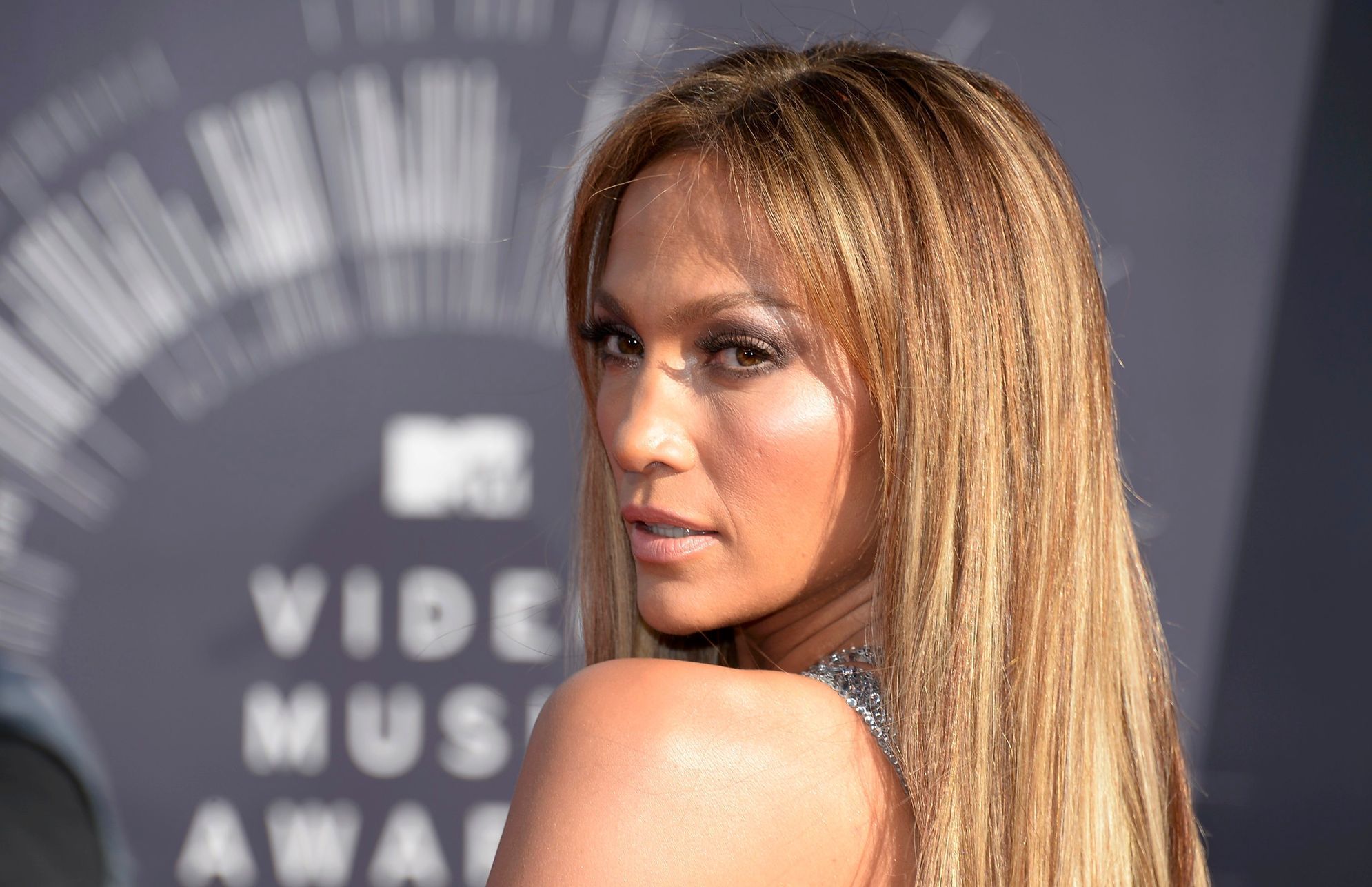 Jennifer Lopez arrives at the 2014 MTV Music Video Awards in Inglewood