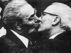 Slavný polibek, slavné obočí. Na snímku Brežněv se svým protějškem z NDR Erichem Honeckerem.