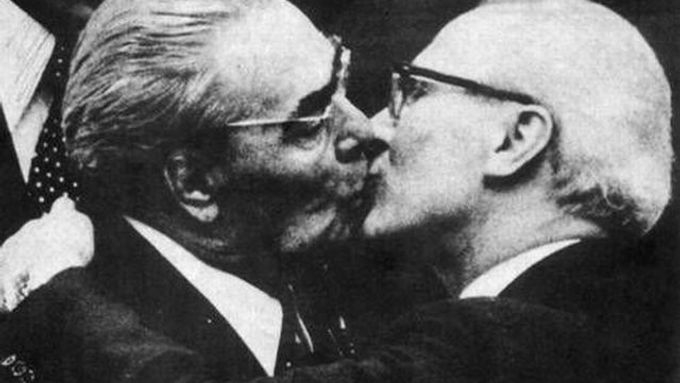 Sedmdesátá léta: východoněmecký státní a stranický lídr Erich Honecker v objetí s Leonidem Brežněvem.