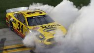 Jenže oba piloti stáje Penske, Keselowski  i Logano, byli na slavícího McDowella naštvaní. Podle nich právě on celou melu zavinil tím, jak klepl do zadního nárazníku Loganova Fordu.