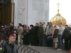 Lidé čekají před moskevským chrámem Krista Spasitele