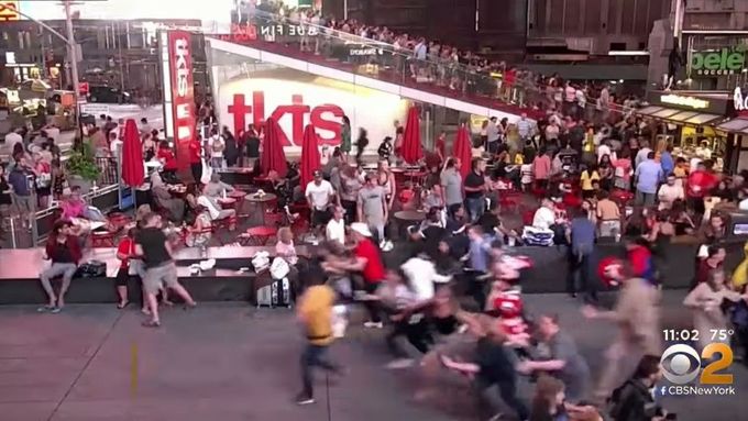 Záběry z Times Square, kde hlasitý motocykl vyvolal paniku.