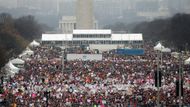 Organizátoři ve Washingtonu očekávali až čtvrt milionu lidí, ale úřady, které byly původně v odhadech střízlivější, hovoří o 500 tisících účastníků.