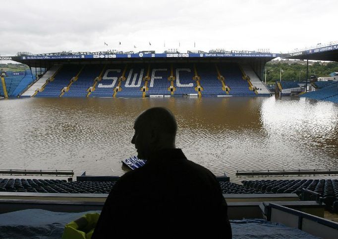 Voda zcela zaplavila i sheffieldský stadion.