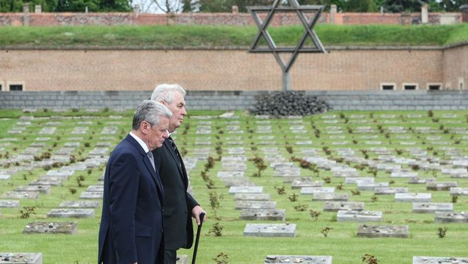 FOTO Gauck byl v Terezíně, poklonil se památce obětí