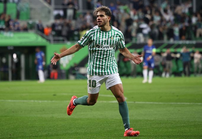 Abde Ezzalzúlí slaví gól Betisu ve finále Konferenční ligy.