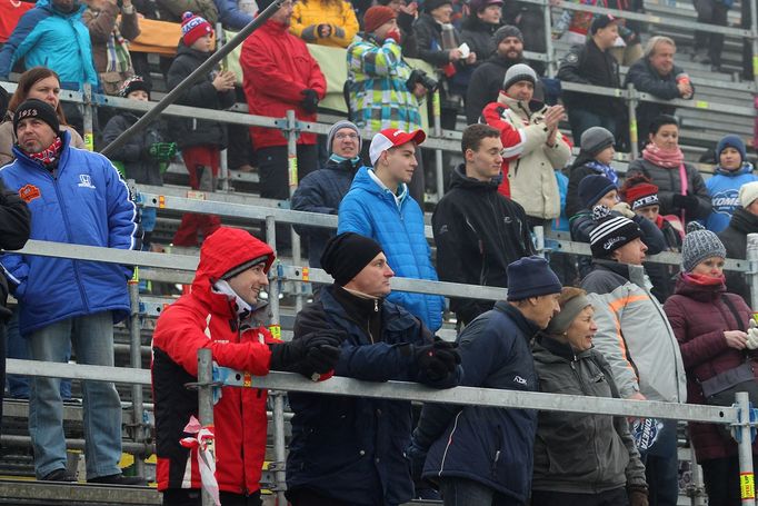 Česká ženská hokejová reprezentace odehrála zápas pod širým nebem v brněnských Lužánkách. Ve federálním derby smetla Slovenky 6:1.