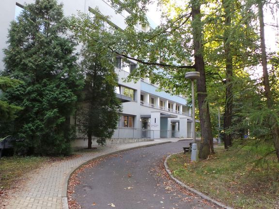 Infekční oddělení leží v severozápadní, zalesněné, části areálu Masarykovy nemocnice v Ústí nad Labem, jenž je je největším špitálem v regionu.