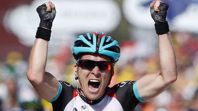 Jan Bakelants se raduje z vítězství v druhé etapě letošní Tour de France