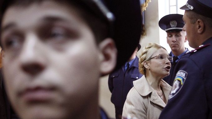Tymošenková u soudu. Říjen 2011.