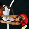 Česká basketbalistka Hana Horáková blokuje Angolku Madalenu Felixovou v utkání skupiny A na OH 2012 v Londýně.
