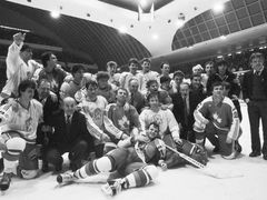 MS v hokeji 1985 v Praze: Československý tým slaví titul mistrů světa.