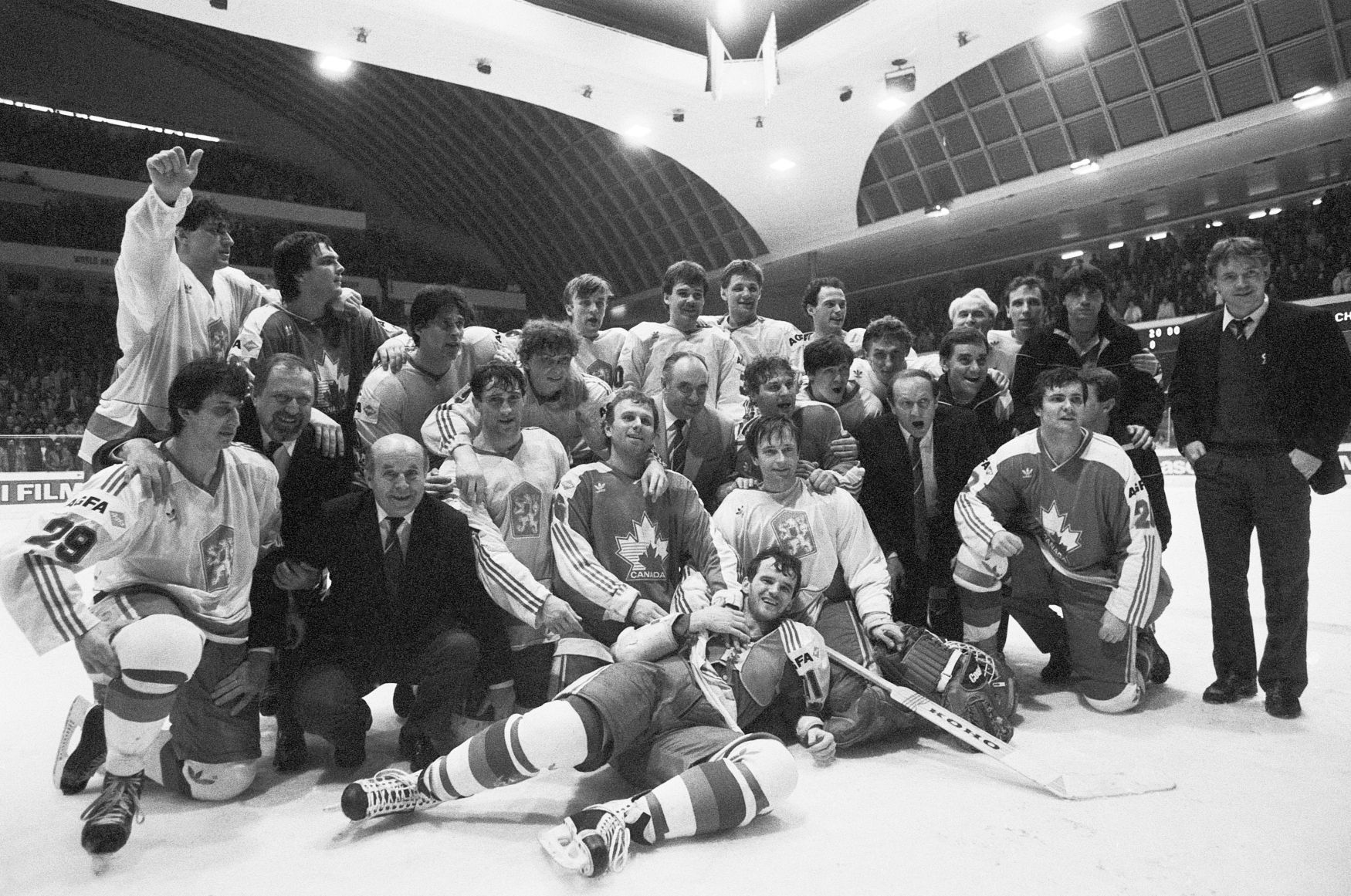 MS v hokeji 1985 v Praze: Československý tým slaví titul mistrů světa