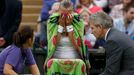 Petra Kvitová je ošetřována v zápase s Kirsten Flipkensovou na Wimbledonu 2013