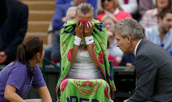 Petra Kvitová je ošetřována v zápase s Kirsten Flipkensovou na Wimbledonu 2013