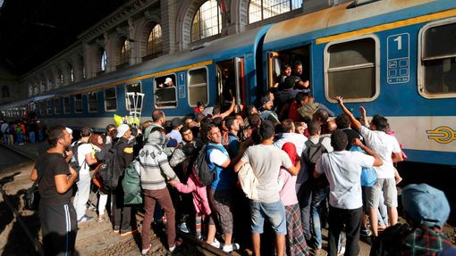 Uprchlíci se snaží dostat do vlaku na budapešťském nádraží Keleti.