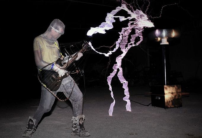 Performing With Lightning CHANGLE, CHINA - AUGUST 11: (CHINA OUT) A guitarist plays guitar as high voltage of up to 1 million volts, generated by a Tesla coil transformer, runs through his body during a stunt performance on August 11, 2012 in Changle, Fujian Province of China. Wang Zengxiang, one of the craziest fans of the Tesla coil stunt, has dedicated himself in the daredevil career for a decade. He is now the leader of a band of four. A Tesla coil is an electrical resonant transformer circuit invented by Nikola Tesla around 1891. The transformer produces high voltage at high frequencies, which acts as a giant lightning machine, and creates long bolts of electricity. Shielded by protective clothing, the performer is insulated from the electricity current which dissipates through the ground. ( automatický překlad do češtiny )