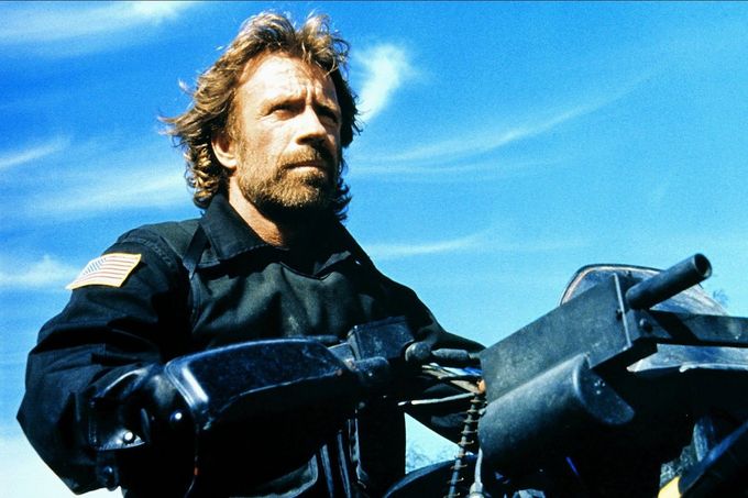 Chuck Norris jako maj. Scott McCoy ve filmu The Delta Force (USA/Izrael, 1986), režie Menahem Golan.