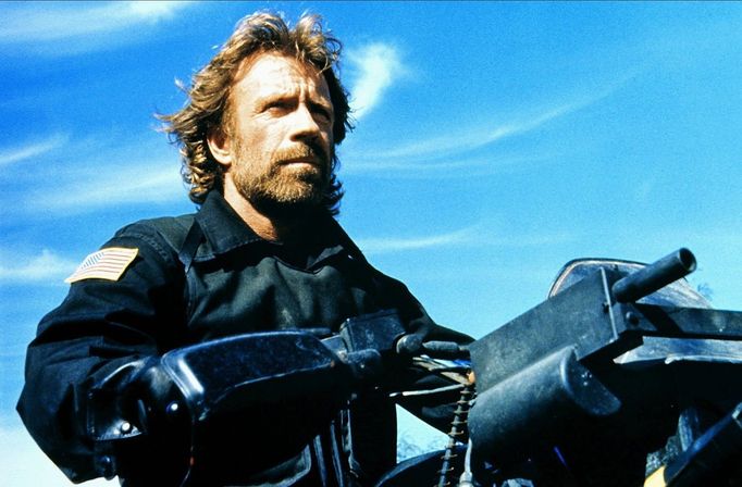 Chuck Norris jako maj. Scott McCoy ve filmu The Delta Force (USA/Izrael, 1986), režie Menahem Golan.