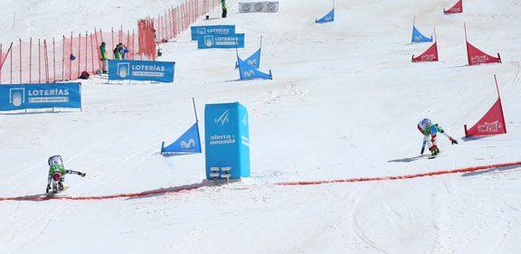 Ester Ledecká a Patrizia Kummerová ve finále paralelního obřího slalomu