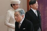 Japonský císař odchází. Za ním stojí devětapadesátiletý korunní princ Naruhito a jeho žena Masako, kteří se ve středu stanou císařem a císařovnou.