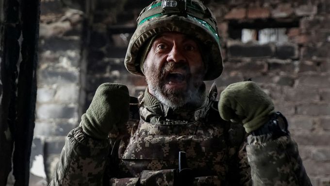 Ukrajinský voják po salvě, kterou vypálil na ruské pozice u Bachmutu.