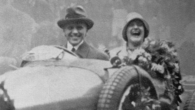 Manželé Čeněk a Eliška Junkovi - českoslovenští automobiloví závodníci - snímek z 20. let.