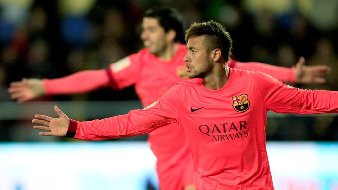 Neymar a Luis Suárez z Barcelony slaví gól v síti Villarrealu.