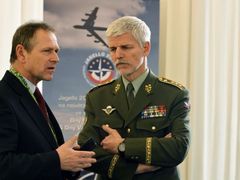 Generál v záloze Jiří Šedivý (vlevo) a náčelník generálního štábu Petr Pavel 12. 3. 2014 na národní konferenci 15 let Česka v NATO - naše bezpečnost není samozřejmost.