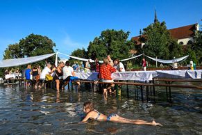 Neokázalá slavnost v Brně přitáhla desítky sousedů. Bavili se, pili a tančili ve vodě