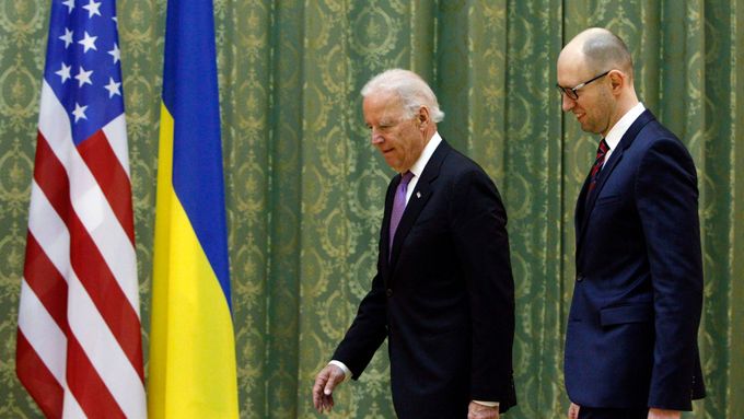Joe Biden a Arsenij Jaceňuk v Kyjevě.